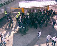 LA discussione durata per tutto l'intervallo tra P.S. e due tifosi che se ne volevano andare, sequestrati dalle forze dell'ordine